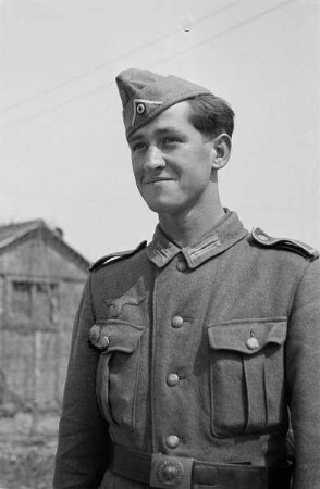 Zweiter Weltkrieg. Niederlande unter deutscher Besatzung. Porträt eines Angehörigen der deutschen Wehrmacht in Dünen an der Nordsee (wohl bei Den Haag)