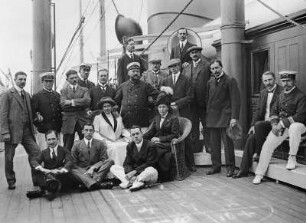 Hochseepassagierdampfer der Hapag Hamburg (Hamburg-Amerika-Linie). Passagiere mit Kapitän und Offizieren auf einem Deck