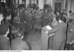 Dresden. Turbinenwerk Dresden, Diskussion der Werktätigen über den Beitritt der DDR zum Warschauer Vertrag, 1956