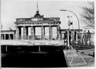 Bilderzyklus Berliner Mauer - Aussichtsplattform an der Mauer mit Blick auf das Brandenburger Tor