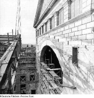 Opernhaus. Demontage der provisorischen Dachkonstruktion des Zuschauerraumes