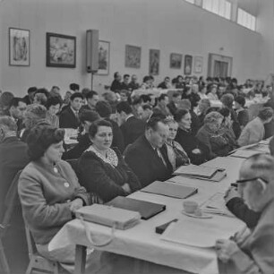 VI. Bundeskongress der Domowina in Hoyerswerda : Hoyerswerda. Saal mit Teilnehmern des VI. Bundeskongresses der Domowina
