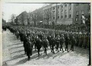 Die Abgeordneten der NSDAP auf dem Weg zur Reichstagseröffnung in der Garnisonkirche