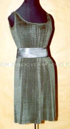 Modellkleid mit Gürtel