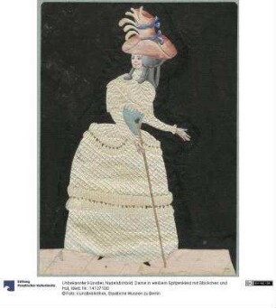 Nadelstichbild: Dame in weißem Spitzenkleid mit Stöckchen und Hut