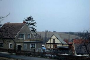 Häuser; im Hintergrund der Galgenberg
