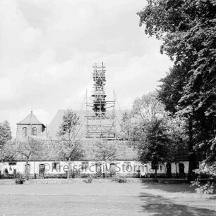 Schlosskirche: Renovierung: Außenaufnahme: Blick von Süden auf Gottesbuden, dahinter Kirche, Dachreiter mit Gerüst