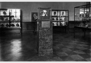 Aufstellung der Antikensammlung im Alten Museum, Antiquarium, Saal 2, Sammlung antiker Helme
