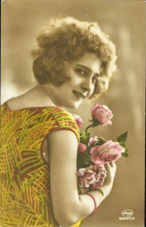 [Frau mit Rosen im Arm]