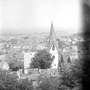 Münzenberg. Ortsteilansicht. Blick über den Turm der Pfarrkirche (13. Jh.)