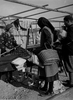 Budapest. Ungarn. Auf einem Markt der Vorstädte. An einem Stand wird Stoff verkauft