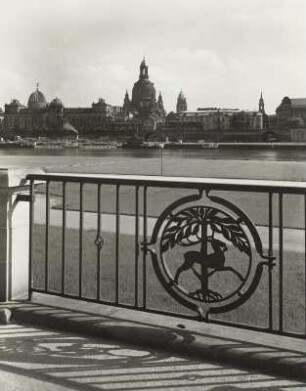 Dresden, Blick vom Neustädter Ufer oberhalb der Augustusbrücke zur Brühlschen Terrasse und Frauenkirche