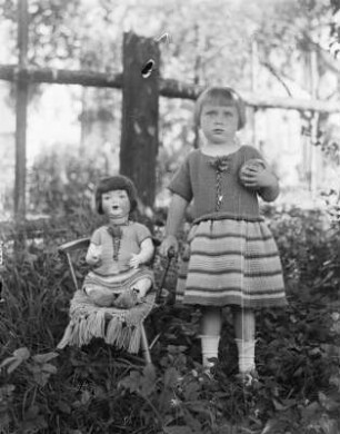 Mittelsachsen, Kinderportrait : Mittelsachsen. Mädchen mit Ball und Puppe