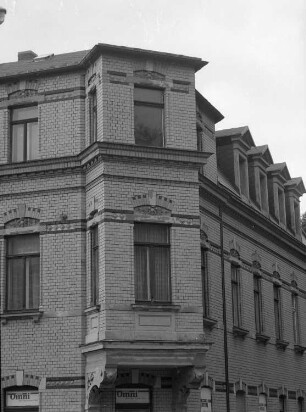 Schöneck, Hauptstraße 95. Wohnhaus mit Laden (1880/1900). Eckerker