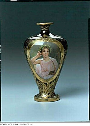 Vase mit allegorischer Frauenfigur
