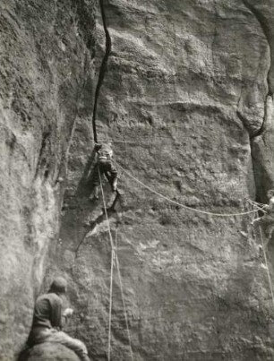 Sächsische Schweiz. Affensteine, Rokokoturm. Seilschaft Karlheinz Gonda und Gerhard Junghans bei der Erstbegehung des Bergfinken-od.Neuen Westweges (VIIIb),26.6.1949