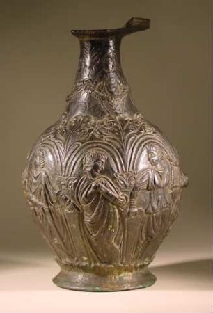 Krug mit Musenreliefs