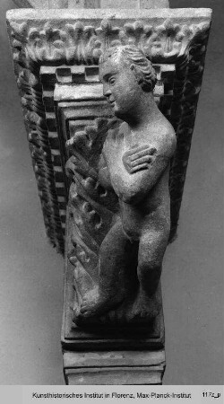 Baldachin : Konsolen mit Figuren und Reliefs von Köpfen