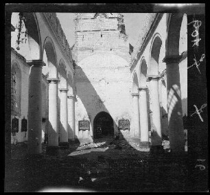[Bailleul-Sir-Berthoult (Dep. Pas-de-Calais, Frankreich):] Mittelschiff der zerstörten Kirche [Saint-Jean-Baptiste]