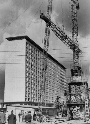 Hamburg. Eimsbütttel. Bau der Grindelhochhäuser. Das Bild zeigt die Montage des Auslegers eines Turmdrehkranes. Aufgenommen 1952