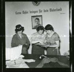 In einer Beratungsstelle der Nationalsozialistischen Frauenschaft im Sudetengau