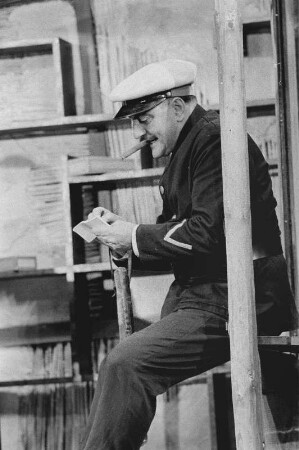 Szenenbilder aus "Der gute Mensch von Sezuan" von Bertolt Brecht unter der Mitarbeit von Ruth Berlau und Margarete Steffin. Berliner Ensemble 1957