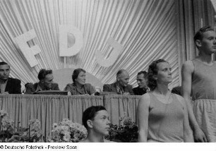 Porträt Adolf Henneckes im Gespräch mit Erich Honecker