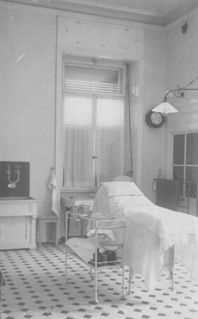 Erster Weltkrieg - Im Lazarett. Behandlungszimmer