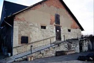 Stallgebäude mit steinerner Auffahrtsrampe