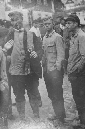 Demonstration gegen die Erhöhung der Strompreise der sogenannte "Lichtstreik" in Bermsgrün - Demonstration mit Friedrich Müller ( rechts) : "Lichtstreik" in Bermsgrün - Demonstration