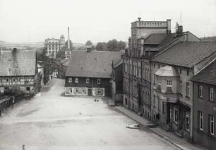 Zwönitz, Markt : Zwönitz. Markt mit Rathaus und mit Gasthof zum Roß und Wohn- und Geschäftshaus (Buchdruckerei und Verlag des "Zwönitzer Anzeigers" C. Bernhard Ott und Fremdenhof "Blauer Engel"). Blick in die Rathausstraße nach Norden