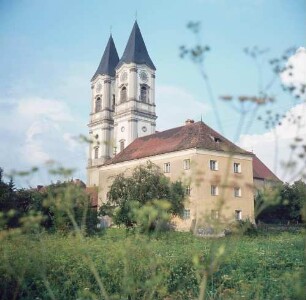 Niederalteich. Kloster Niederaltaich. Blick auf die Klosterkirche (1306)
