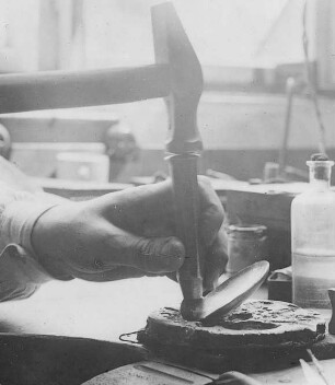 Auftiefen der Rückseite auf einer Blei-Gesenke : Technikgeschichte | Edelmetallindustrie | Edelmetallindustrie | Goldschmiedewerkstadt | Der Entwicklungsgang eines Juwelenstückes