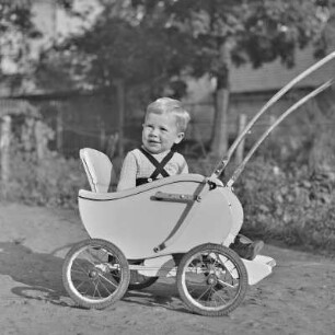 Porträt in Groß Lubolz. Anscheinend Erich Rinkas Verwandte. Kleinkind im Kinderwagen.