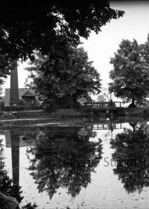 Mühlenteich: am gegenüberliegenden Ufer links hinter Bäumen Glinder Mühle: rechts Mühlenwehr der Glinder Au mit Geländer