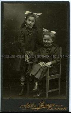Schwestern mit Haarschleifen, Carte de Visite