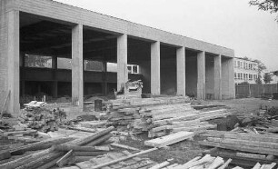 Bau einer Turnhalle für die Ernst-Reuter-Schule in der Waldstadt.