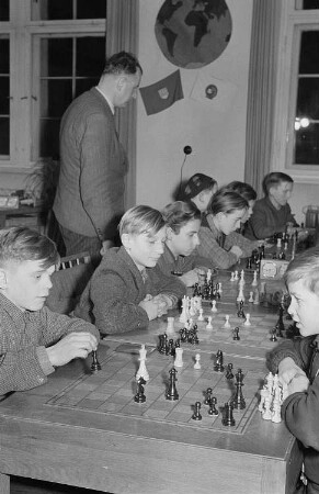 Zentralhaus der Jungen Pioniere : Jungen beim Schach spielen