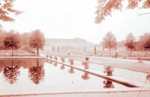 Hannover, Herrenhausen: Bassin, Hintergrund Schloss