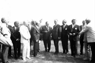 22. Tagung 1972 Mediziner; Große Gruppen mit Willy Brandt: (überbelichtet): Carl F. Cori, Har Gorbind Khorana, André F. Cournand, Sir Hans A. Krebs, Feodor Lynen, Willy Brandt, Ph. Held, Oberbürgermeister Steurer, Edward L. Tatum, Sir John C. Eccles