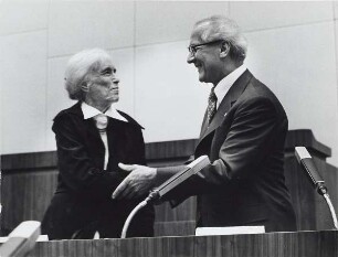 Anna Seghers und Erich Honecker : Portraitaufnahme während des VIII. Schriftstellerkongresses der DDR