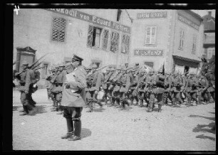 Saarburg (Sarrebourg, Dep. Moselle, Frankreich): Marsch des Infanterieregiments durch