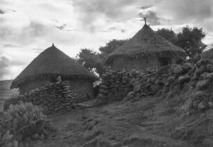 Steinhäuser der Amhara : Gemauerte Häuser mit Strohdach der Amhara bei Debre Birhan.