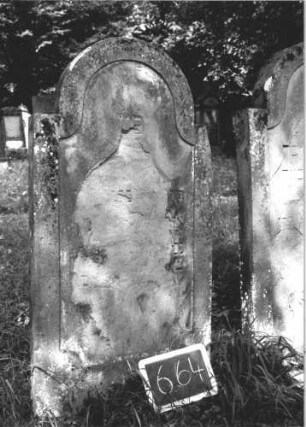 Grabstein 664 (Index: 99895220) Material: Sandstein Zustand: verwittert und abgeblättert Maße HxBxT: 127x62x10 cm Beschreibung: Stele mit eingezogenem Rundbogenabschluss: Grabstein 664