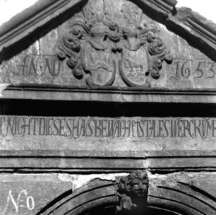 Portal am Haus des Pastors Michael Scholbach — Portalgiebel mit Wappen der Familie Scholbach