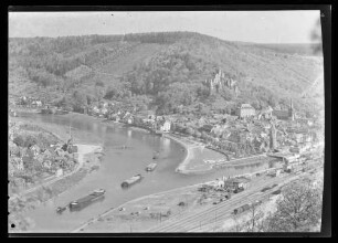 Blick auf Bahnhofsgelände, Mainspitze, Fähre, Innenstadt und Burg