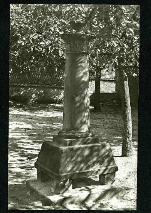 alter Friedhof bei der Kirche. Grabstein