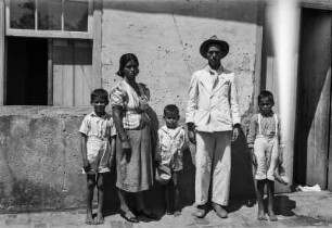 Familienportrait : Portrait einer Familie mit drei Kindern.