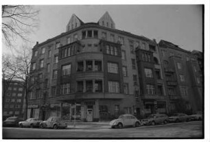 Kleinbildnegativ: Eckhaus, Schwäbische- Ecke Rosenheimer Straße, 1983
