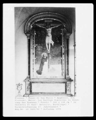 Der heilige Dominikus in Verehrung des Kreuzes